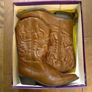 These are fashionable brown cowgirl boots. There are in still good condition!